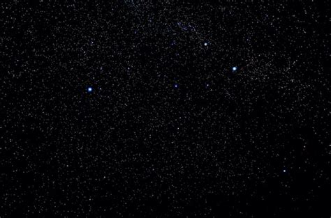 cielo nero con stelle