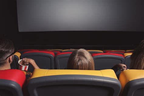Grupo de personas discutiendo una película en un cine