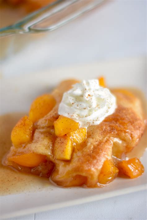 Easy Cinnamon Roll Peach Cobbler Julie's Eats & Treats