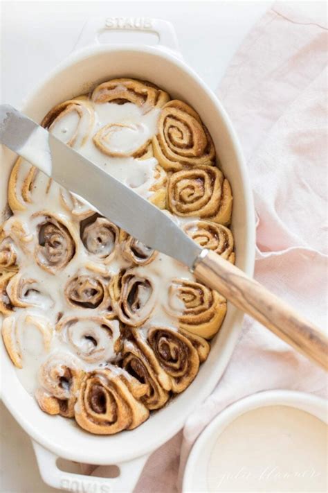 cinnamon roll with icing