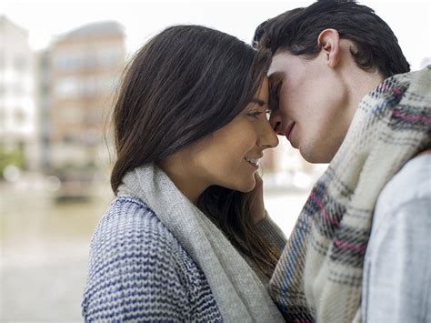Temukan 8 Manfaat Ciuman Lidah yang Jarang Diketahui