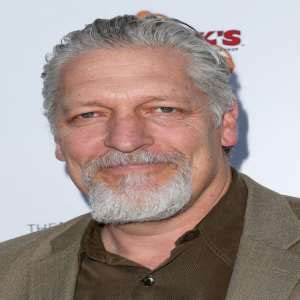 clancy brown height in feet and inches