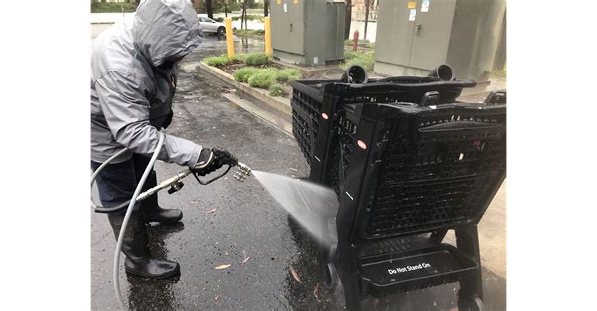 Cleaning cart bottom