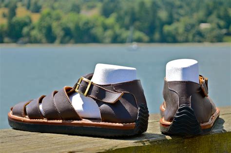 closed toe sandals for men