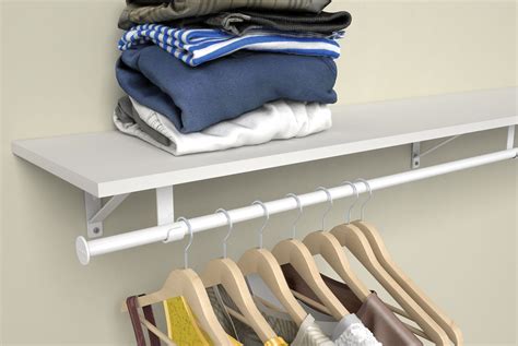 closet with rod and shelves