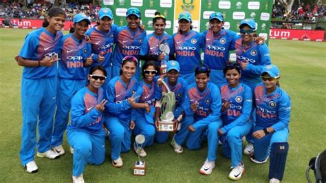 coach of indian women cricket team