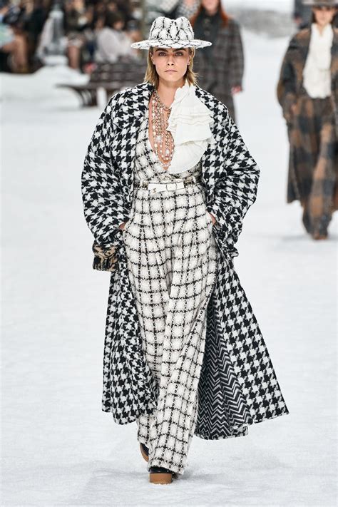 Coco Chanel Fashion Show: Unveiling Iconic Designs & Timeless Elegance