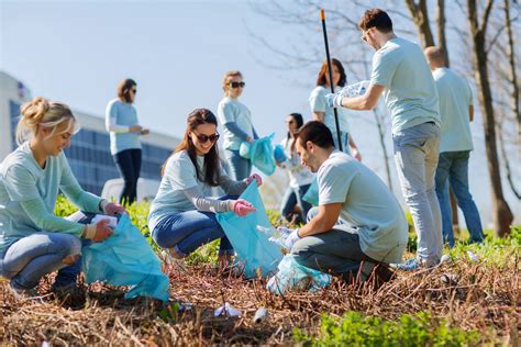college students doing community service