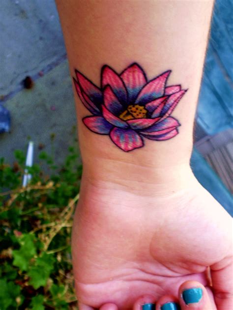 +21 Colorful Flower Tattoo Designs References