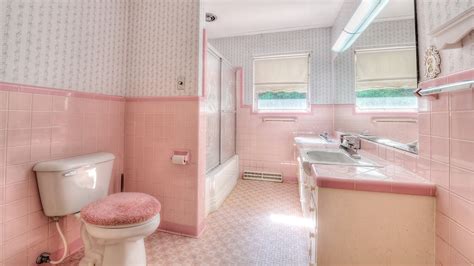 how to decorate pink bathroom room 1940's Google Search Pink bathroom tiles, Tiny bathroom