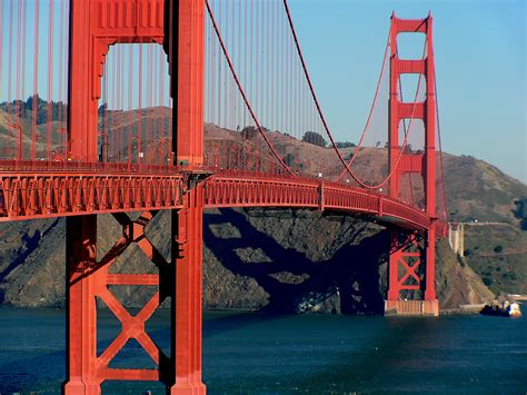 colour of golden gate bridge