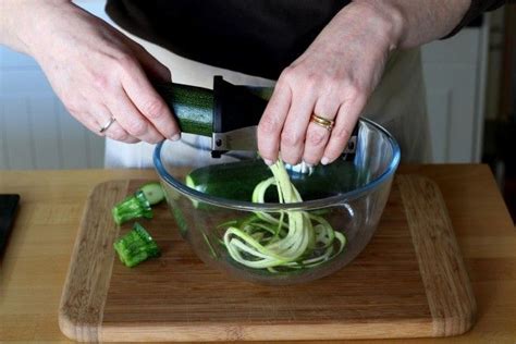 come tagliare le zucchine a spaghetto
