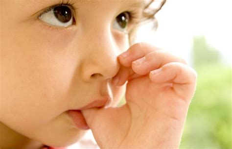 Comment arrêter de sucer son pouce. Les bébés ont le réflexe naturel de sucer, mais certains