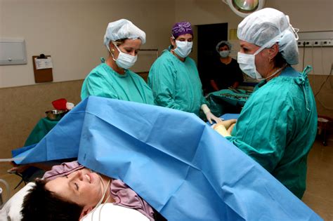 Estados Unidos Mujer denuncia que médicos le practicaron cesárea sin