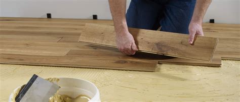 Cómo instalar un piso de madera maciza Albañiles Piso de madera
