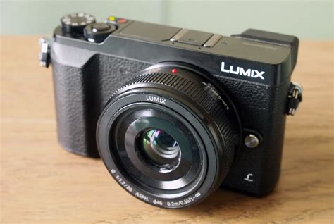 compact mirrorless camera with viewfinder