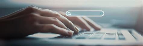 インターネット検索を行う手元のイメージ