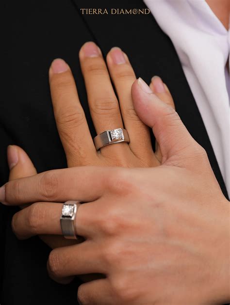 con trai đeo nhẫn cưới tay nào