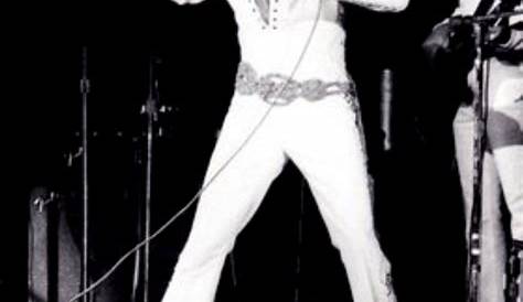 Elvis in concert in Los Angeles in november 14 1970. | Elvis on stage