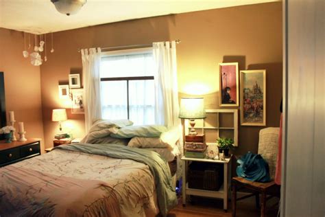 Small Bedroom Furniture Arrangement