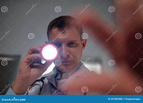 concussion test with flashlight