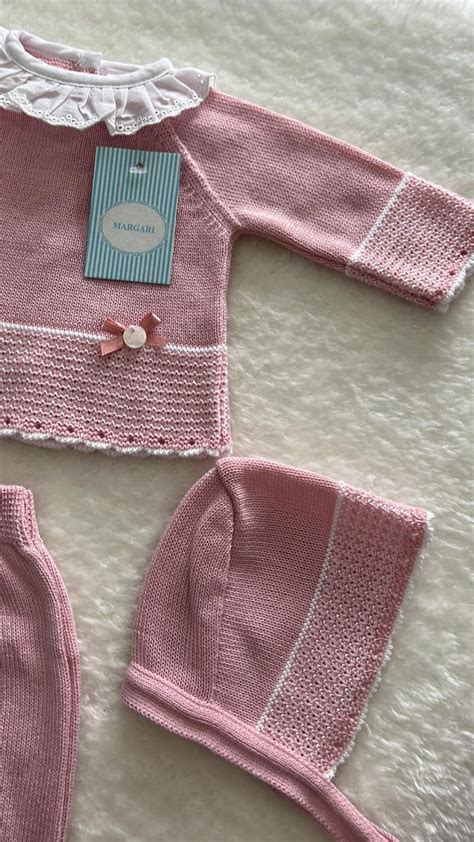 Conjunto para recién nacido en perlé de dos piezas, con tejido calado.