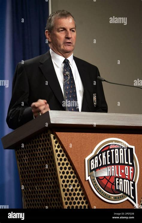 Connecticut basketball coach Jim Calhoun retiring