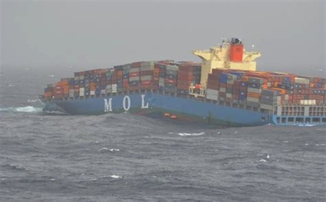 container ship breaks in half