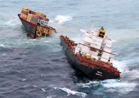 container ship disasters images