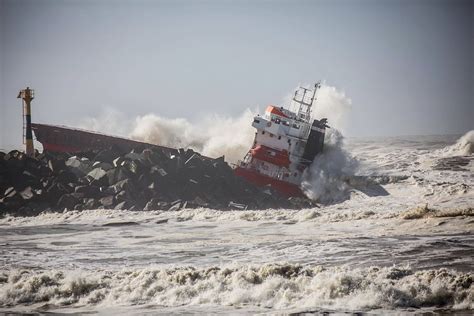 container ship splits in half and sinks