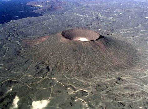 contoh gunung api maar
