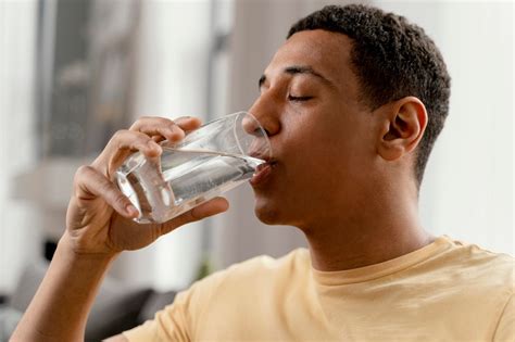 Contoh Minum Air Putih yang Cukup