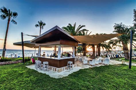 Coral Beach Hotel Dining