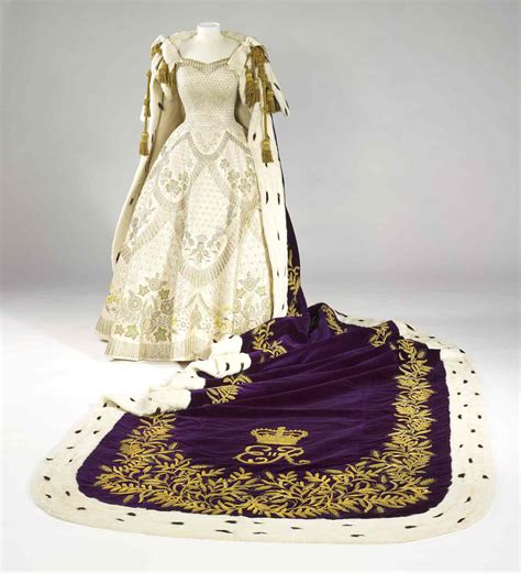 coronation gown of queen elizabeth ii