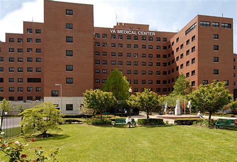 Military personnel ‘salute’ patients at VA medical center > Defense