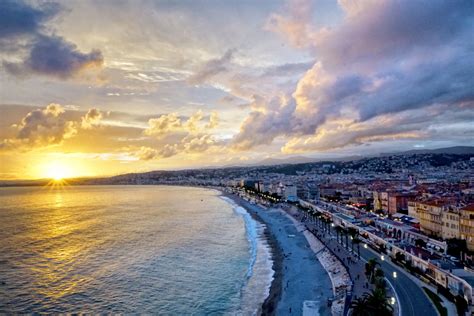 Admirez Le Coucher Du Soleil À Nice