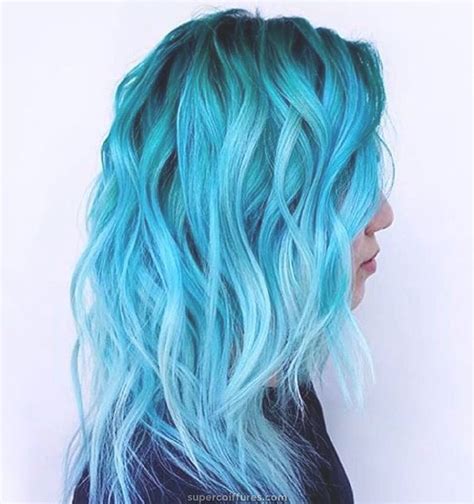Bleu classique La Nouvelle Couleur De Cheveux Pantone 2020