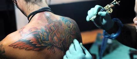 Les tatouages en couleur bientôt interdits