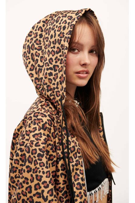 Coupe vent noir waterproof col à capuche et manches longues et large