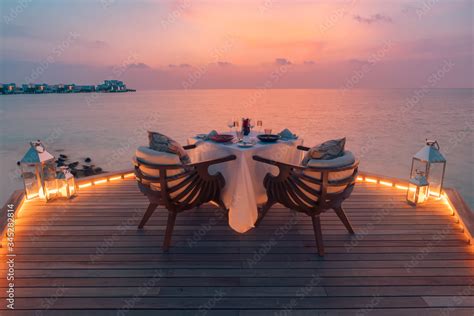 couple sunset dinner