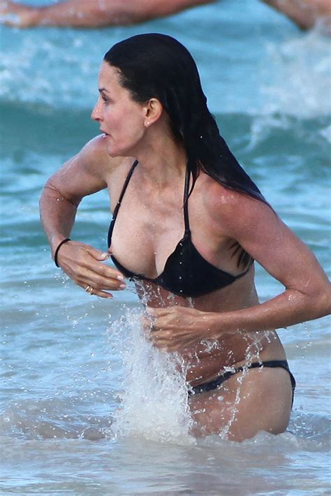 Courteney Cox Nip Wetsuit Ple Pokies Filming Cougar Town Really Hot