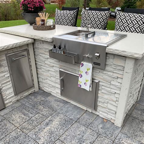 coyote outdoor kitchen and bar