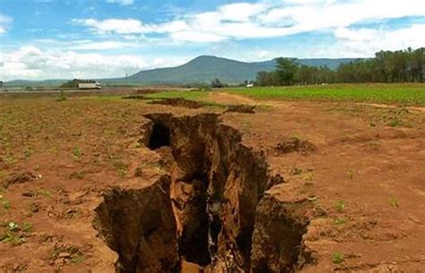 crack in the earth in kenya