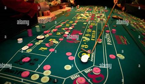 Las Vegas 1960 S Woman Throwing Dice At A Craps Table Stock Photo Corbis Casino Las Vegas Las Vegas Casino