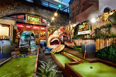 crazy golf London theme