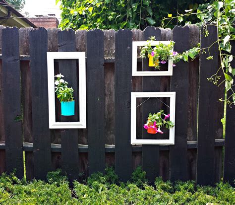 20 Creative and Cheap Garden Fence Decor Ideas