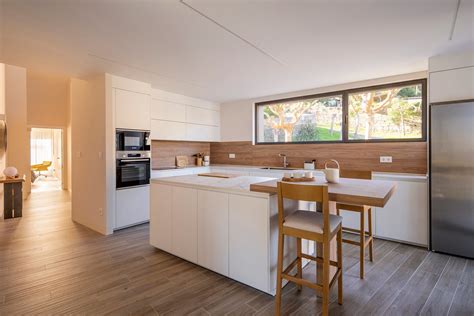 Cuisine avec crédence blanche et bois Interior design kitchen, Modern