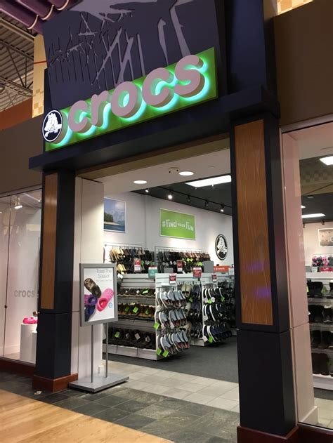 croc store locations near me hours