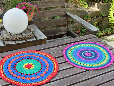 crochet a mat that folds into itself