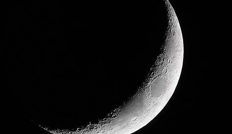 Premier croissant de Lune et clair de Terre